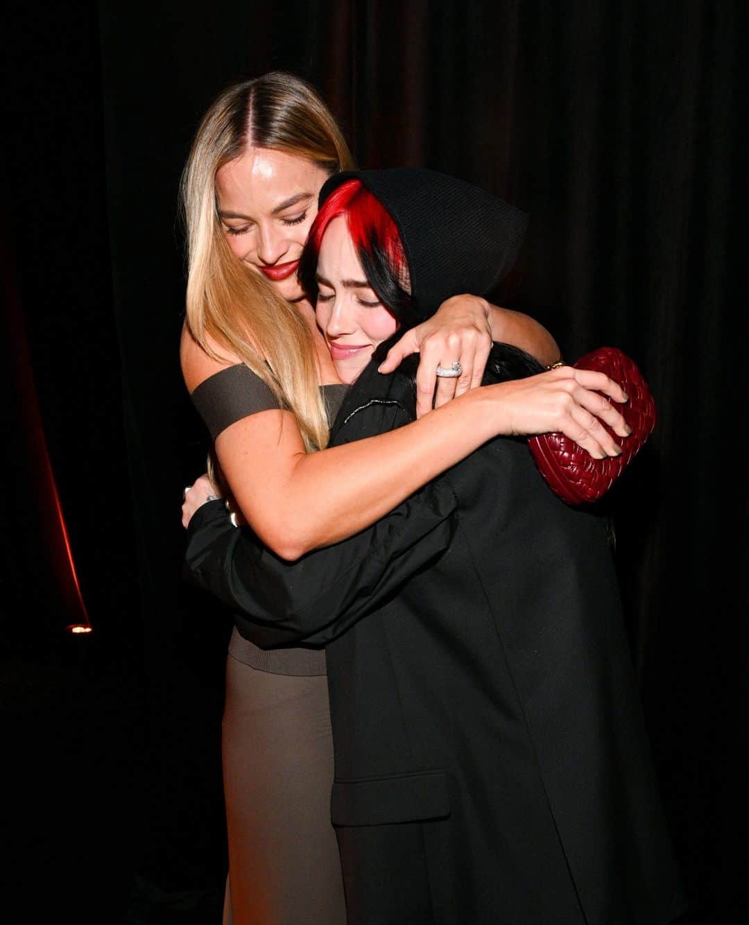 のインスタグラム：「Margot Robbie & Billie Eilish at Variety's 2023 Power of Women event. ❤️ ⁠ ⁠ Watch the "What Was I Made For?" singer's speech from the night, where she was honored for her work with Support + Feed, the plant-based food initiative founded by her mother, Maggie Baird, at the link in bio.」