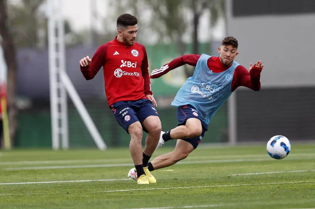 サッカーチリ代表チームさんのインスタグラム写真 - (サッカーチリ代表チームInstagram)「🔜 Con la mente puesta en el próximo desafío: Ecuador 🇪🇨.  #LaRoja 🇨🇱 entrenó esta mañana bajo la dirección técnica de Nicolás Córdova.  📷 Carlos Parra - Comunicaciones FFCH  #SomosLaRoja #SoyLaRoja」11月18日 2時33分 - laroja