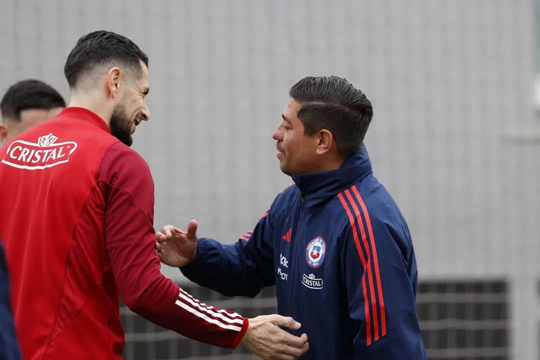 サッカーチリ代表チームさんのインスタグラム写真 - (サッカーチリ代表チームInstagram)「🔜 Con la mente puesta en el próximo desafío: Ecuador 🇪🇨.  #LaRoja 🇨🇱 entrenó esta mañana bajo la dirección técnica de Nicolás Córdova.  📷 Carlos Parra - Comunicaciones FFCH  #SomosLaRoja #SoyLaRoja」11月18日 2時33分 - laroja