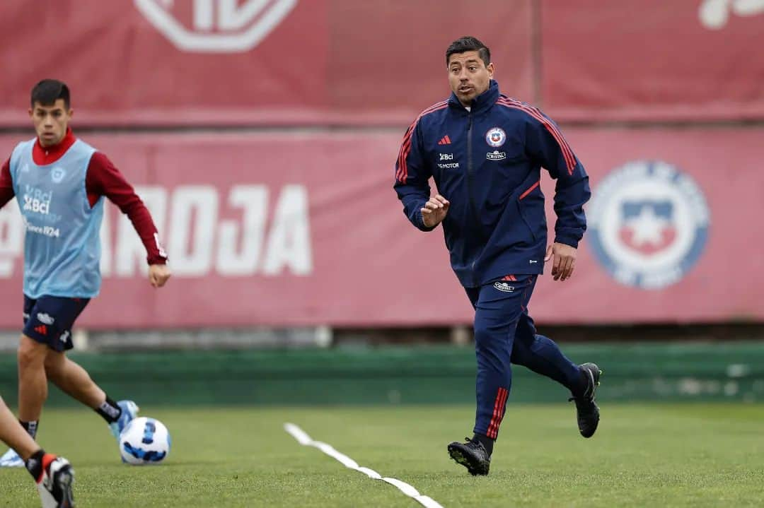 サッカーチリ代表チームさんのインスタグラム写真 - (サッカーチリ代表チームInstagram)「🔜 Con la mente puesta en el próximo desafío: Ecuador 🇪🇨.  #LaRoja 🇨🇱 entrenó esta mañana bajo la dirección técnica de Nicolás Córdova.  📷 Carlos Parra - Comunicaciones FFCH  #SomosLaRoja #SoyLaRoja」11月18日 2時33分 - laroja