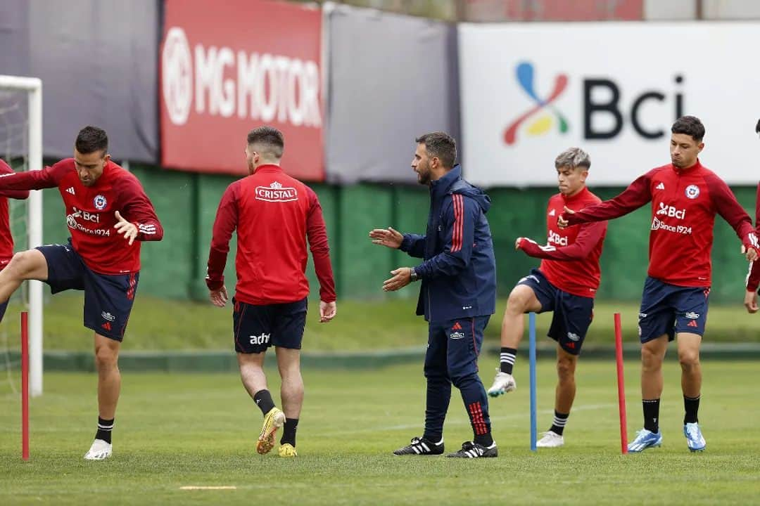 サッカーチリ代表チームさんのインスタグラム写真 - (サッカーチリ代表チームInstagram)「🔜 Con la mente puesta en el próximo desafío: Ecuador 🇪🇨.  #LaRoja 🇨🇱 entrenó esta mañana bajo la dirección técnica de Nicolás Córdova.  📷 Carlos Parra - Comunicaciones FFCH  #SomosLaRoja #SoyLaRoja」11月18日 2時33分 - laroja