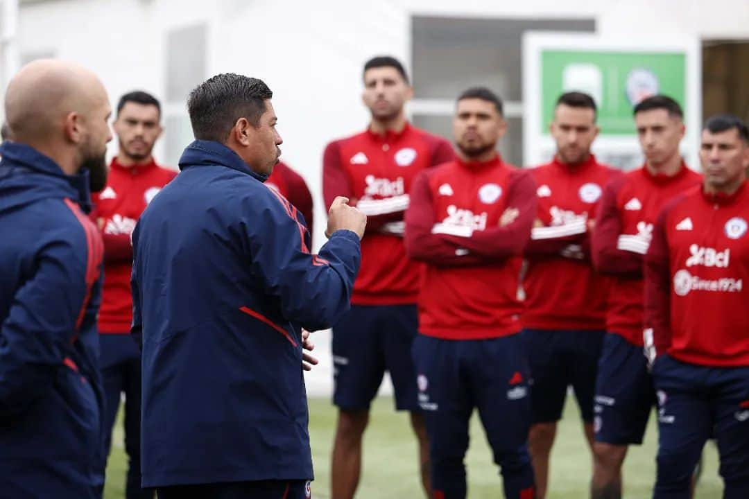 サッカーチリ代表チームのインスタグラム：「🔜 Con la mente puesta en el próximo desafío: Ecuador 🇪🇨.  #LaRoja 🇨🇱 entrenó esta mañana bajo la dirección técnica de Nicolás Córdova.  📷 Carlos Parra - Comunicaciones FFCH  #SomosLaRoja #SoyLaRoja」