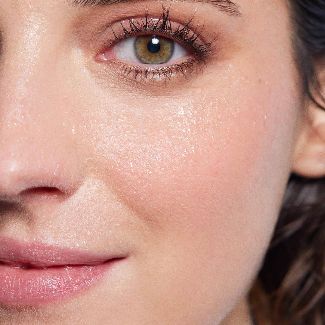 Melvita Officialのインスタグラム：「Quelles sont les marques de déshydratation ?  Certains signes vous indiquent que votre peau manque d'hydratation, mais lesquels ?  - Lorsque vous souriez, des lignes horizontales se forment sur les joues et autour des lèvres  - Votre maquillage ne tient pas bien - Votre teint semble terne  L'eau extraordinaire Source de roses est donc votre meilleur allié pour vous donner un boost d'hydratation immédiat !   Elle est disponible sur Melvita.fr」