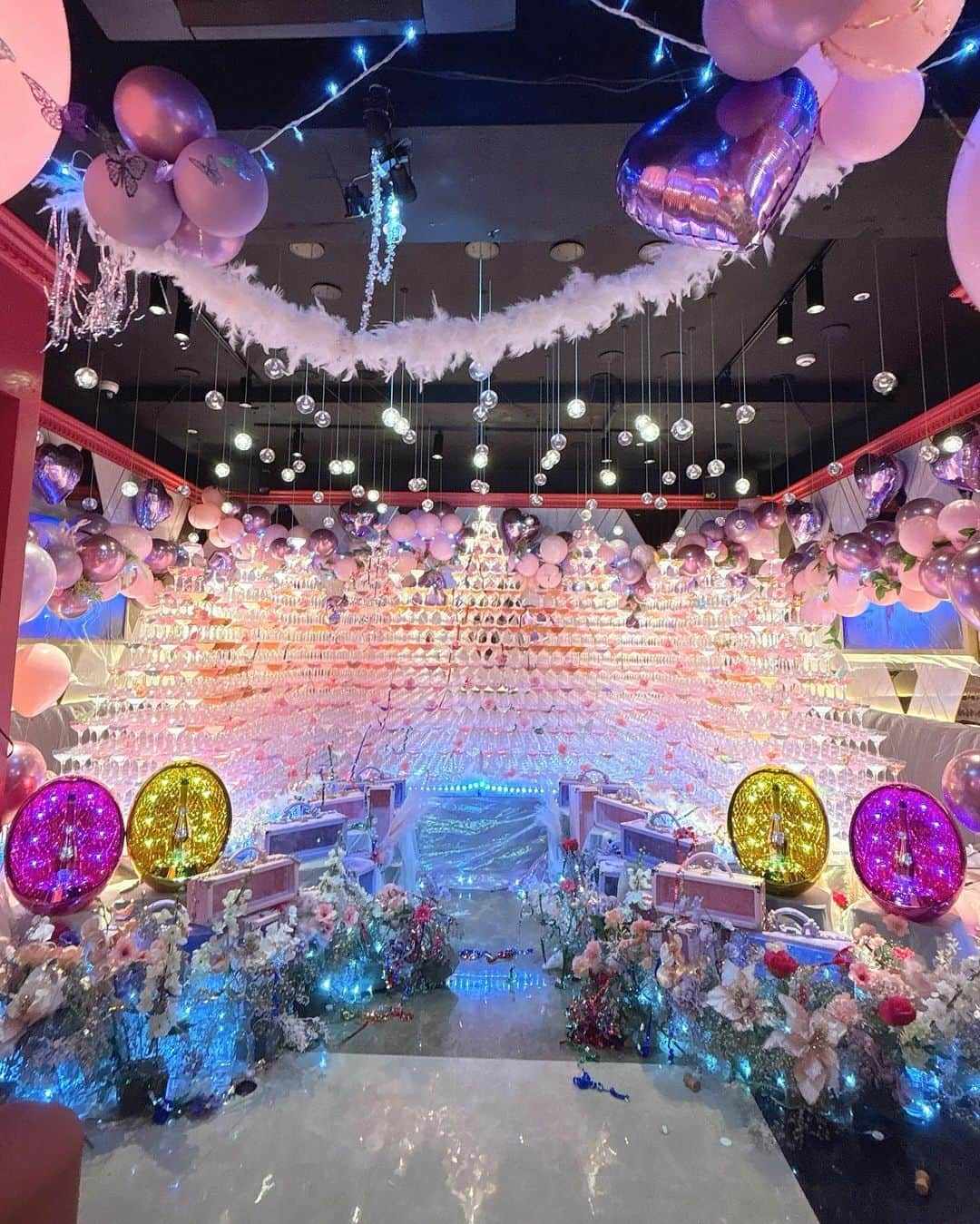 桜咲乃愛さんのインスタグラム写真 - (桜咲乃愛Instagram)「ずっとやってみたかった形のタワー🍾💓✨ お店が改装して叶いました🥹💕 ありがとうございます💓💓💓  凄かった〜🥹💕✨業者さんもこんなにグラス使ったのは初めてって言ってた程の大きなタワーになった🥰  今年のコンセプトは天界の楽園💐🤍🪽 お花畑イメージでお花と蝶々を散りばめたよ💕  限定のANGELeggと 限定ANGELドゥミセックパープル ドゥミセックロゼのタワー💓💓💓🍾🌸  今年のbirthdayが今までで1番楽しかった🥹💕 タワーをしてくれたお客様、当日に来てくださった皆様、 お花を送って下さった方々、一緒に働いてくれた皆、色々な業者さんのお陰🥰💕 幸せ者だなぁと改めて感じる事ができたイベントになりました💓🌸 携わって下さった全ての方々、本当にありがとうございました🥹💓💓💓  #シャンパンタワー#angelchampagne #エンジェルドゥミセックロゼ #エンジェルハロウィン#エンジェルドゥミセックパープル#エンジェルシャンパン#歌舞伎町#歌舞伎町キャバ嬢 #桜咲乃愛 #clubnow #バースデーイベント」11月18日 2時35分 - noasama1101