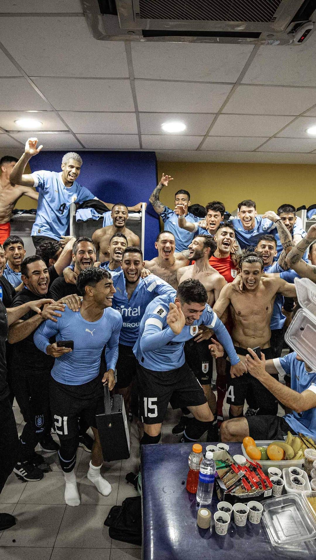 サッカー ウルグアイ代表チームのインスタグラム：「🎶 𝐒𝐨𝐲 𝐂𝐞𝐥𝐞𝐬𝐭𝐞  Se gana, se festeja, se disfruta.  #ElEquipoQueNosUne」
