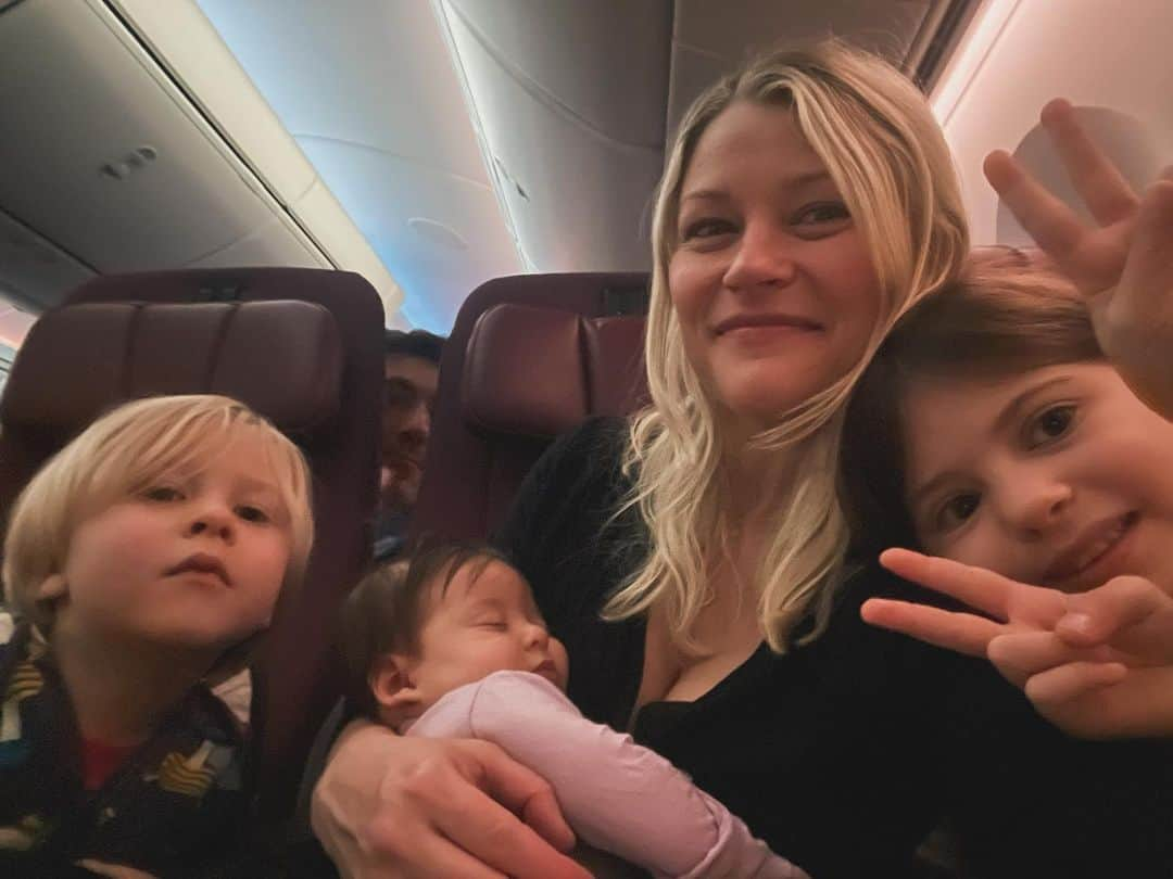 エミリー・デ・レイヴィンのインスタグラム：「Thank you @qantas for getting us all safely to LA! Family pic with included “Where’s Eric?” Game 😂  So excited to be here seeing family & friends (+ some conventions & a super cool work thing!)」