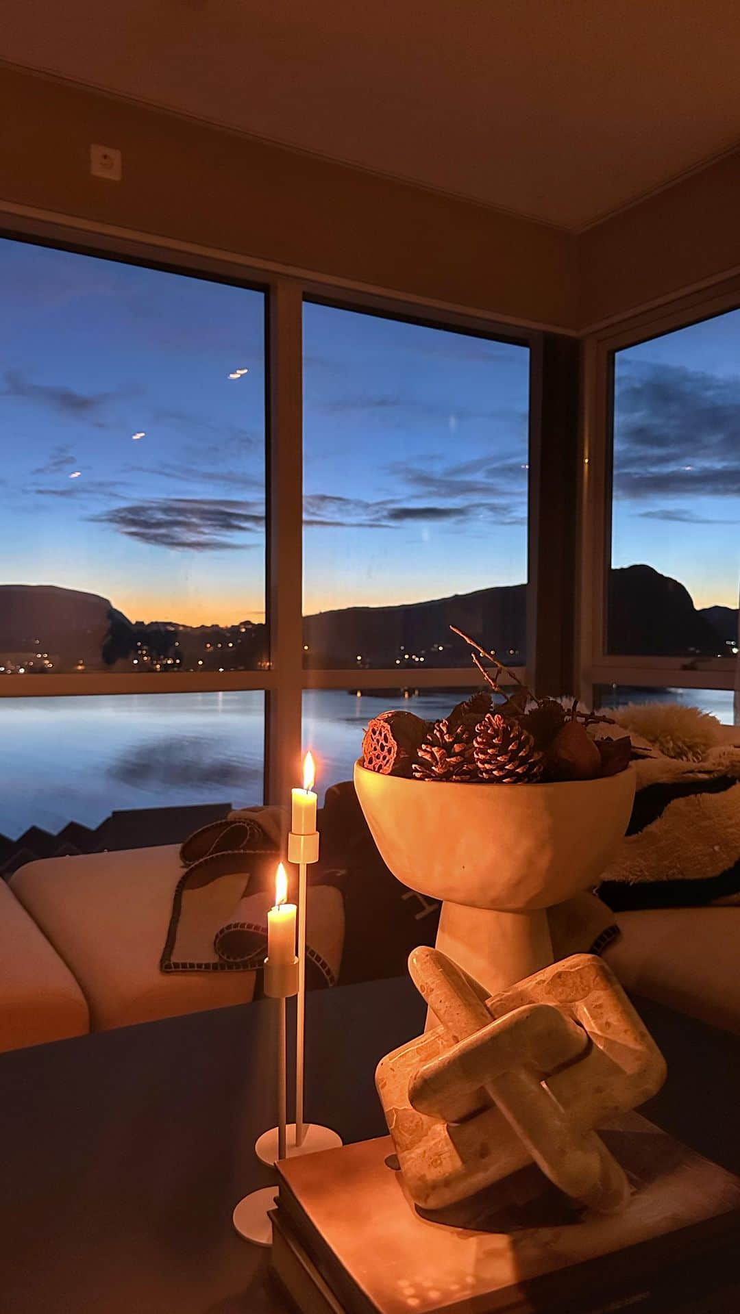 Inger-Lise Lillerovdeのインスタグラム：「Zen 👌🏼 Starten helgen med en kaffekopp i godstolen -til denne flotte utsikten. Takknemlig for å bo akkurat her 🙏🏼  Ønsker deg en nydelig fin helg 💫 Tusen takk for at akkurat du henger med her inne og legger igjen fine spor hos meg -det setter jeg stor pris på 🤍 _____________________________________________________ #home #mylvngr #hjem #vardagsrum #vardagsruminspo #homewithaview  #hjemkjærehjem #homesweethome #interior #interiør #utsikt #stue #stuen #beigehome」