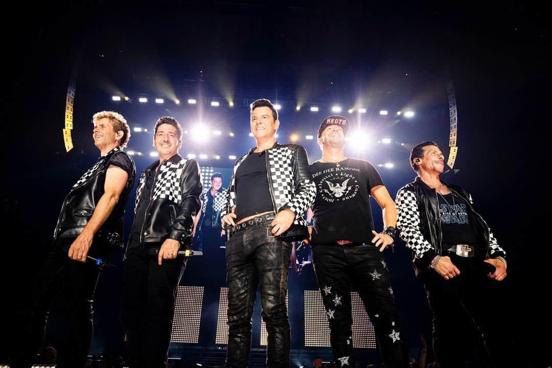 ニュー・キッズ・オン・ザ・ブロックのインスタグラム：「210 days until we hit the stage and turn up the nostalgia! 🎤🕺 Get ready for a blast from the past and get your tickets at www.NKOTB.com #MagicSummerTour  📸 @parisvisone」