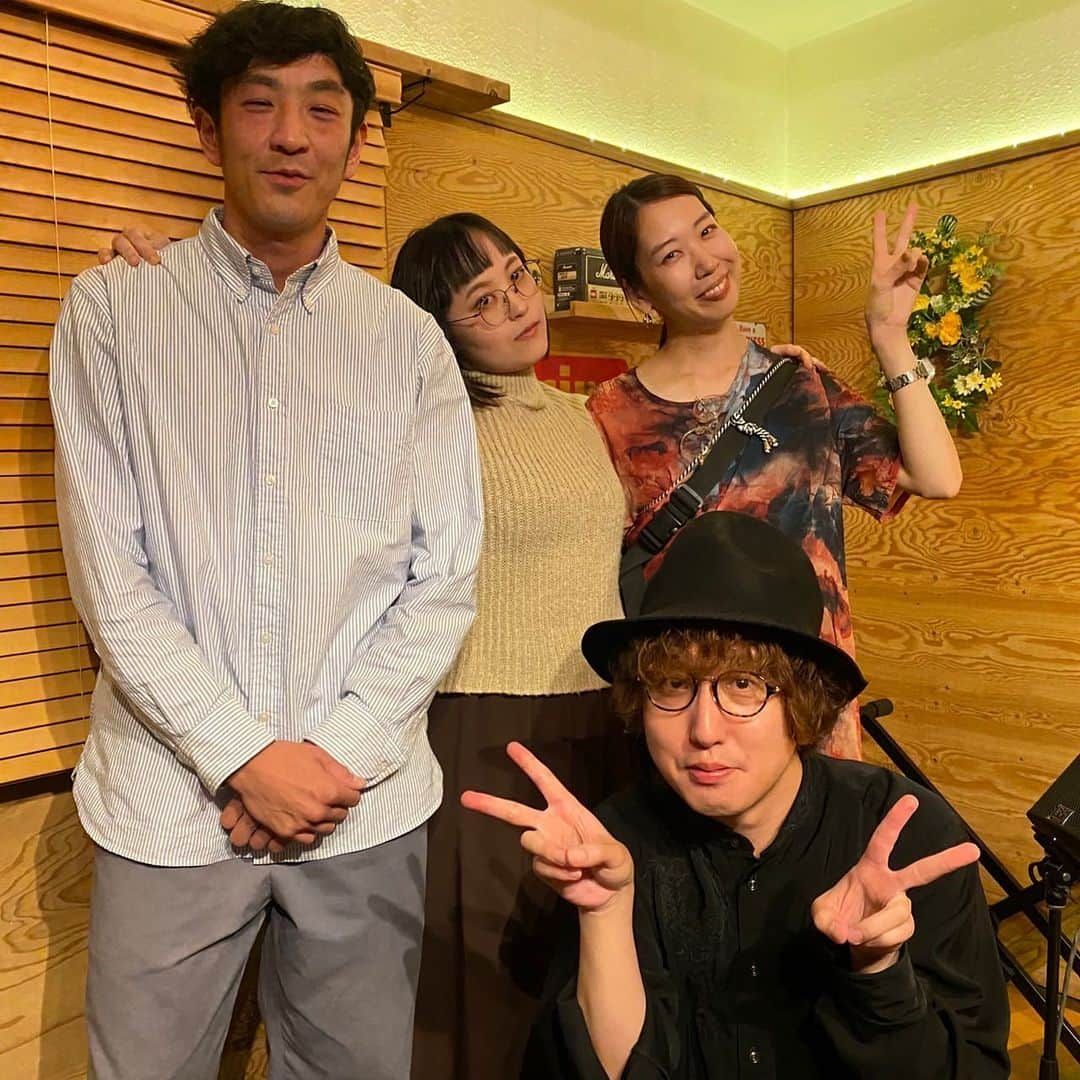 山さんのインスタグラム：「新代田クロッシングありがとうございました！！ もうぇっぴぃさんのどこかノスタルジックに届く歌声とMCのギャップ、弓部君の空間を支配する歌声と研ぎ澄まされた新曲達、花さんの包み込んでくれる歌声とMCとマウンテンという曲、 全てが素晴らしかった！ ツアー終えてまた帰ってこれるように頑張る🧙🏻‍♀️」