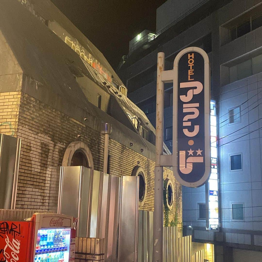 奥本健のインスタグラム：「nostalgic  #shibuya #夜 #裏側のあの道」