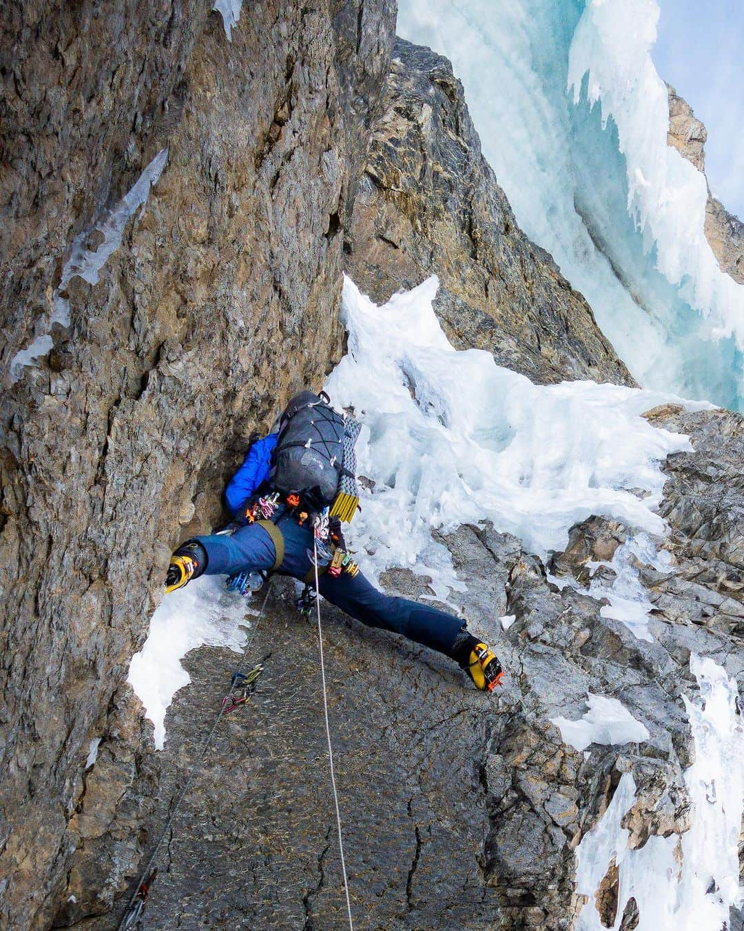 アークテリクスさんのインスタグラム写真 - (アークテリクスInstagram)「Congratulations to Arc'teryx athlete Quentin Roberts (@quentinclimbing) for receiving the Piolet d'Or Award! The Piolet d'Or is the highest honor in mountaineering and alpine climbing. Catch a glimpse of Quentin's most recent Peruvian adventure through his words and reflections below.  "Our route on Jirishanca involved a deep embracing of uncertainty, and it is the ludicrous ice features that give the route its name - ‘Reino Hongo’ - the mushroom kingdom of Jirishanca.  We ducked left of the lower SSE pillar, and followed our noses up mixed ridges of snow, rock and ice. We embraced runout slabs and overhanging ice, and danced delicately between cornices over a yawning rift. The weather window was painfully short, and options for descent a complete unknown. But we welcomed the uncertainty as friends, and were granted beautiful passage through some of the wildest mountain terrain that I have set my eyes on. Sometimes it is only when you expect nothing, that you get everything."  Congratulations, Quentin! 🏆 #arcteryx」11月18日 2時53分 - arcteryx