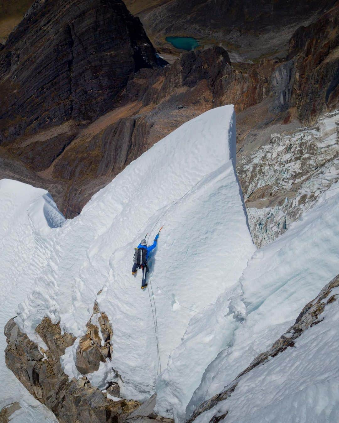 アークテリクスのインスタグラム：「Congratulations to Arc'teryx athlete Quentin Roberts (@quentinclimbing) for receiving the Piolet d'Or Award! The Piolet d'Or is the highest honor in mountaineering and alpine climbing. Catch a glimpse of Quentin's most recent Peruvian adventure through his words and reflections below.  "Our route on Jirishanca involved a deep embracing of uncertainty, and it is the ludicrous ice features that give the route its name - ‘Reino Hongo’ - the mushroom kingdom of Jirishanca.  We ducked left of the lower SSE pillar, and followed our noses up mixed ridges of snow, rock and ice. We embraced runout slabs and overhanging ice, and danced delicately between cornices over a yawning rift. The weather window was painfully short, and options for descent a complete unknown. But we welcomed the uncertainty as friends, and were granted beautiful passage through some of the wildest mountain terrain that I have set my eyes on. Sometimes it is only when you expect nothing, that you get everything."  Congratulations, Quentin! 🏆 #arcteryx」