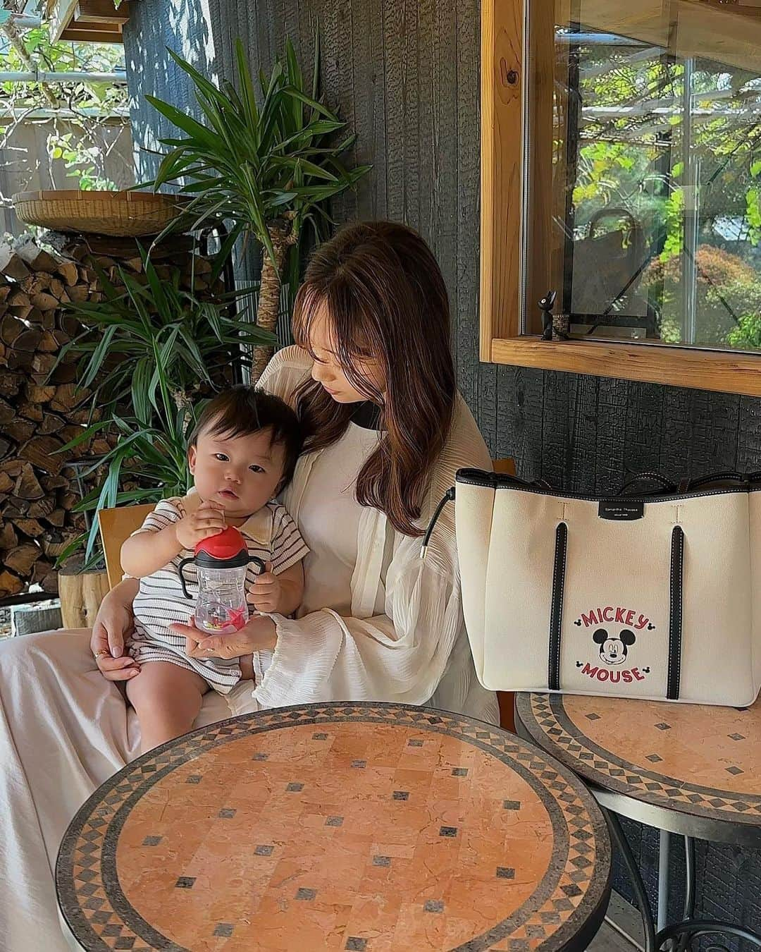 唯可（yuika）さんのインスタグラム写真 - (唯可（yuika）Instagram)「あっという間に11ヶ月👶  ストロー飲みができるようになって お出かけが楽ちんに♡ ミッキーのシッピーカップ🥤は キャップ付きだからお出かけの時も大活躍してくれてる🫶  ミッキーのスクエアトートバッグも 可愛いだけじゃなく荷物もたくさん入るから 子連れお出かけの必須アイテムだよ🤍  ミッキーアイテムを親子でコーデに 取り入れるのも可愛いよね🎶  男の子って本当に体力無限だね♾️ 私の体力持つかしら👀  #PR #大人の毎日にもっともっとミッキーを #disney #ディズニー#ディズニーグッズ #ミッキーグッズ #シッピーカップ #スクエアトートバッグ  #男の子 #11ヶ月男の子 #男の子ママ #男の子ベビー #赤ちゃんとお出かけ」11月18日 11時20分 - yu.i.k.a