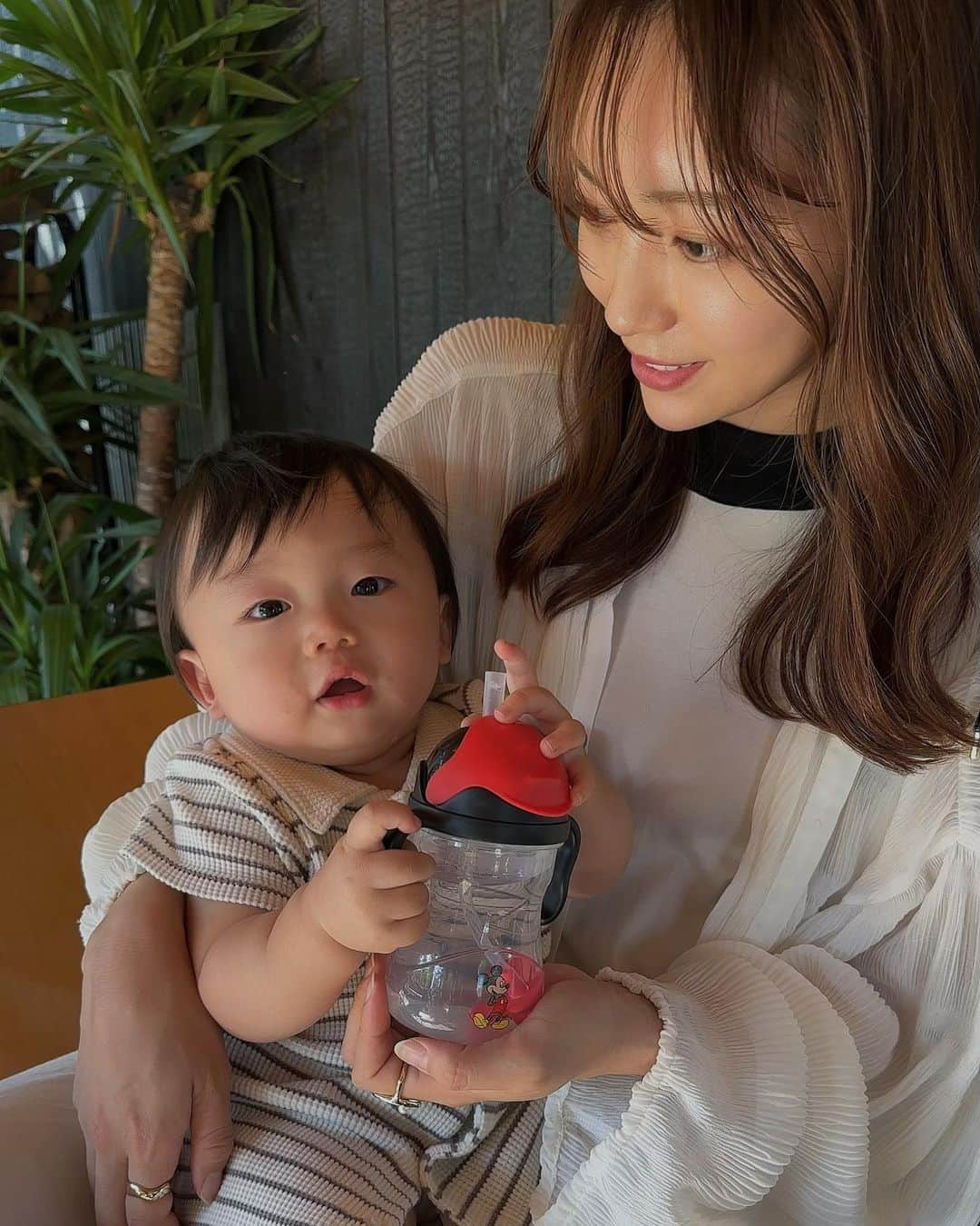 唯可（yuika）さんのインスタグラム写真 - (唯可（yuika）Instagram)「あっという間に11ヶ月👶  ストロー飲みができるようになって お出かけが楽ちんに♡ ミッキーのシッピーカップ🥤は キャップ付きだからお出かけの時も大活躍してくれてる🫶  ミッキーのスクエアトートバッグも 可愛いだけじゃなく荷物もたくさん入るから 子連れお出かけの必須アイテムだよ🤍  ミッキーアイテムを親子でコーデに 取り入れるのも可愛いよね🎶  男の子って本当に体力無限だね♾️ 私の体力持つかしら👀  #PR #大人の毎日にもっともっとミッキーを #disney #ディズニー#ディズニーグッズ #ミッキーグッズ #シッピーカップ #スクエアトートバッグ  #男の子 #11ヶ月男の子 #男の子ママ #男の子ベビー #赤ちゃんとお出かけ」11月18日 11時20分 - yu.i.k.a