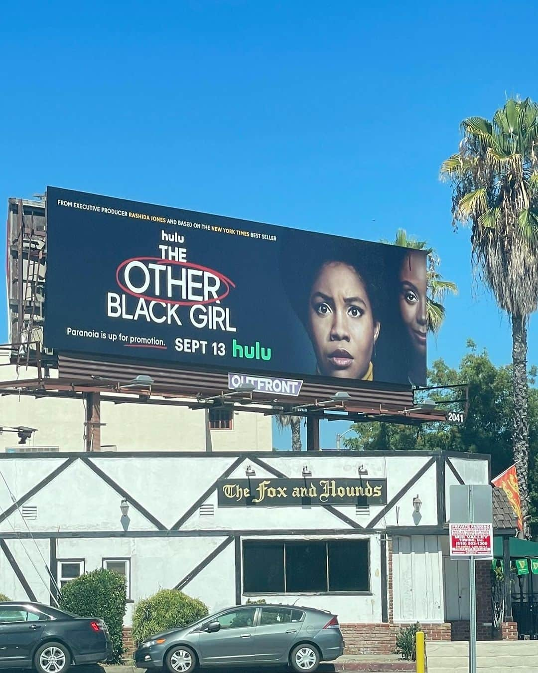 ベラミー・ヤングさんのインスタグラム写真 - (ベラミー・ヤングInstagram)「If you're looking for some fun this weekend, check out @theotherblackgirlhulu !🎉 (So happy to finally be able to say that🥰) Among this absolutely exquisite cast,  you'll get to meet "Vera Parini" 🤓 Oh how I loved getting to be a part of this INCREDIBLE family. 🤩 Hope you enjoy watching! And hope the weekend is gentle on each of you. I'm sending you so much love! #TheOtherBlackGirl #Hulu ❤️💗❤️💗❤️💗❤️」11月18日 8時22分 - bellamyyoung