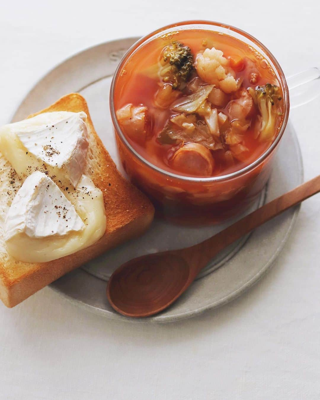 樋口正樹さんのインスタグラム写真 - (樋口正樹Instagram)「Today's breakfast  今朝はカマンベールトーストに 野菜たっぷりのミネストローネ😋  . #カマンベールトースト #ミネストローネ #野菜たっぷり #minestrone #camembert」11月18日 8時26分 - higuccini