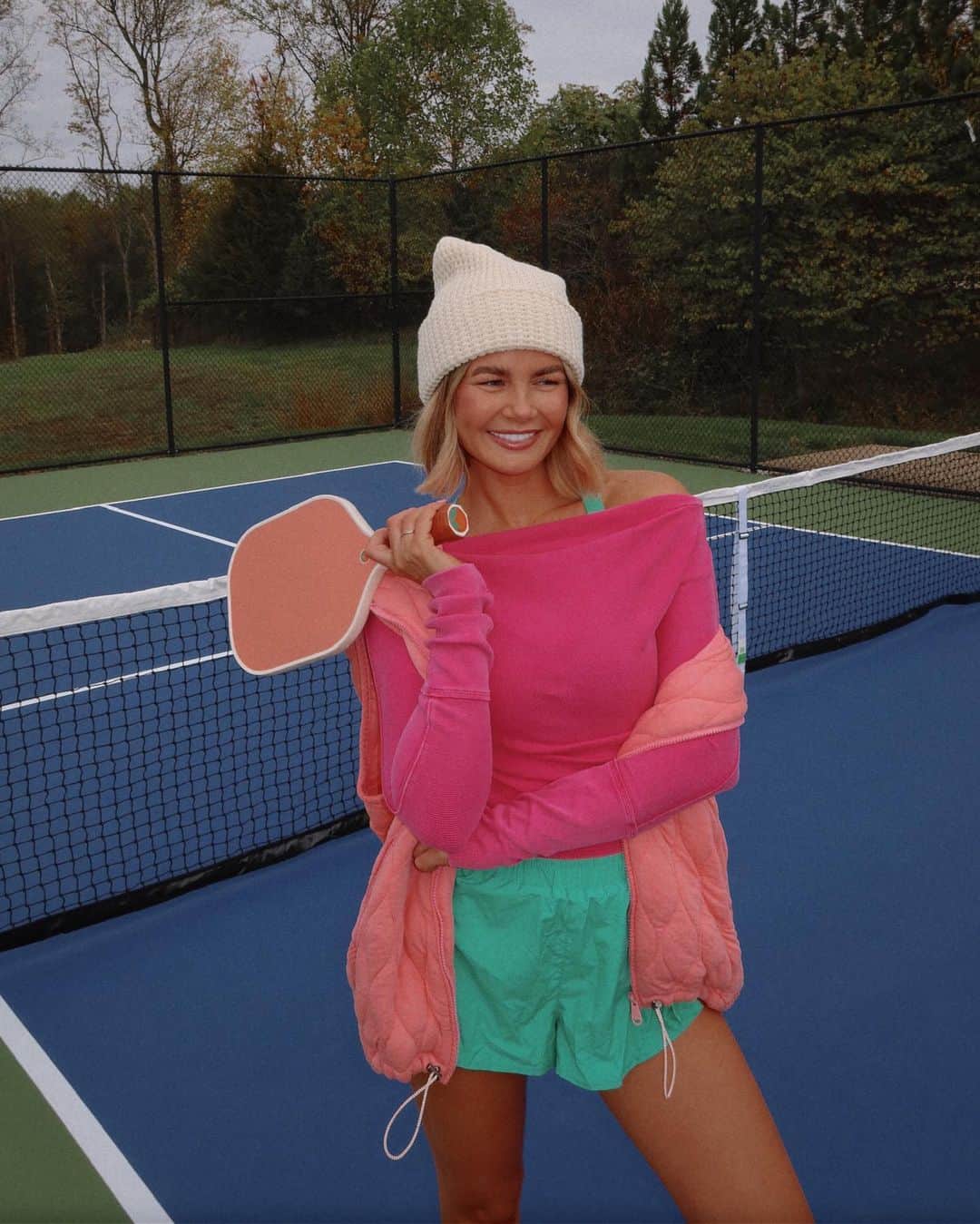 Amber Fillerup Clarkさんのインスタグラム写真 - (Amber Fillerup ClarkInstagram)「We did a pickle ball lesson on our @fpmovement and we’ve been playing with Atticus lately and I’m definitely obsessed. Which I know is not unique 😅 I’m just hopping on the pickle ball train with the rest of America .. but actually it’s so fun. And also I miss @tezza.barton 😭👯‍♀️」11月18日 2時57分 - amberfillerup