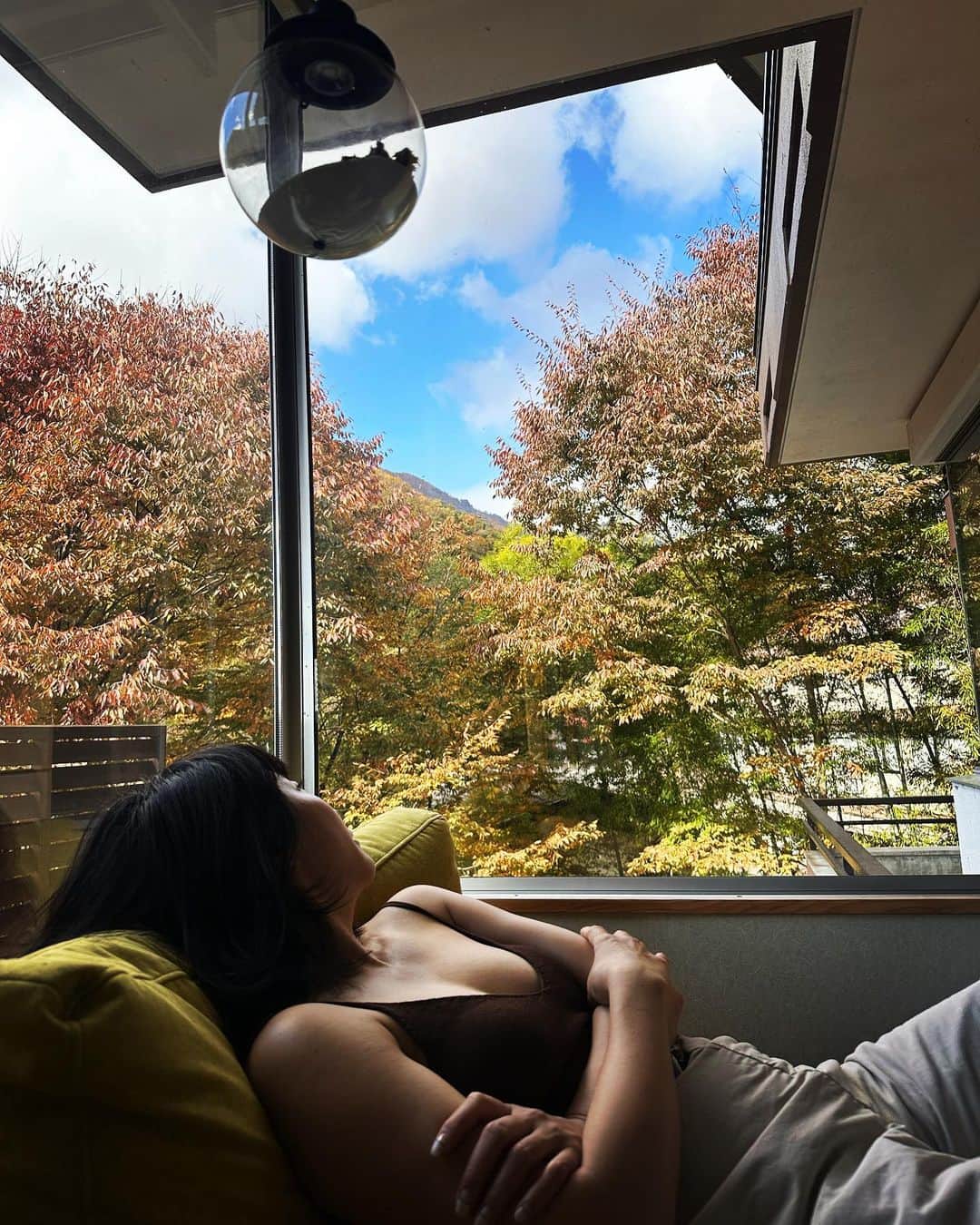風間ゆみえのインスタグラム：「ふらりと出かけた水上温泉  土曜日、紅葉、10月、満室  それはそうですよね、呑気すぎましたが  水上に移住した友人の口利きで、源泉掛け流し露天風呂(私の絶対条件)のある宿にお世話になることができました。  ただ温泉で身体を癒そうと来たので、紅葉は贅沢なおまけのようでした^_^  湯上がり、雨予報だった空は青く、綿菓子みたいな雲が自由な感じ。」
