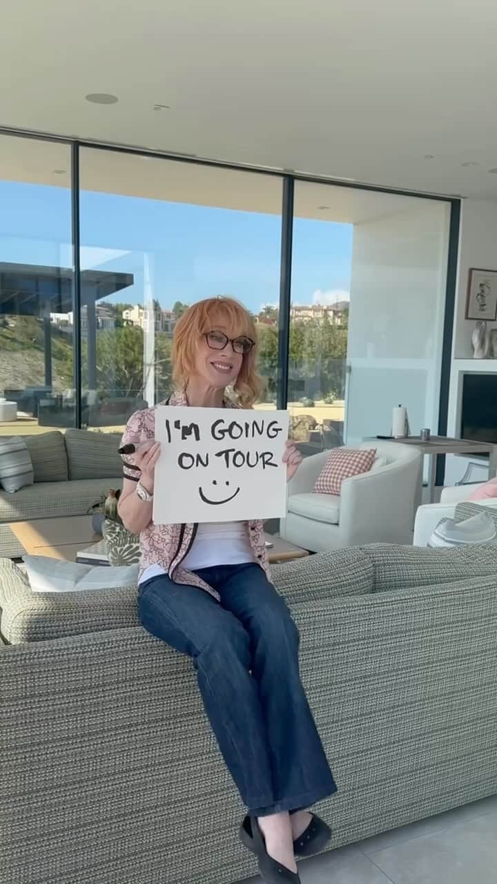 キャシー・グリフィンのインスタグラム：「Forget Randy, I’m talking to you, gayzzz and chicks! Tickets to My Life On The PTSD List are officially LIVE to the public! 🤯 Unless it’s not 10 AM in your local time yet… then wait till 10 AM and come back. BUT GO GET YOUR TICKET!!!!😊🎟️」