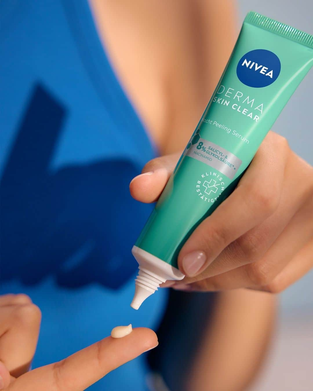 NIVEA Deutschlandさんのインスタグラム写真 - (NIVEA DeutschlandInstagram)「Oh what a peeling 💚 Das NIVEA Derma Nacht Peeling Serum befreit die Poren sanft von Unreinheiten dank unserer Wirkstoffhelden Glykolsäure, Salicylsäure und Niacinamid. Für ein verbessertes Hautbild über Nacht.✨   #NIVEA #Skincare #Gesichtspflege #Peeling」11月18日 3時00分 - nivea_de