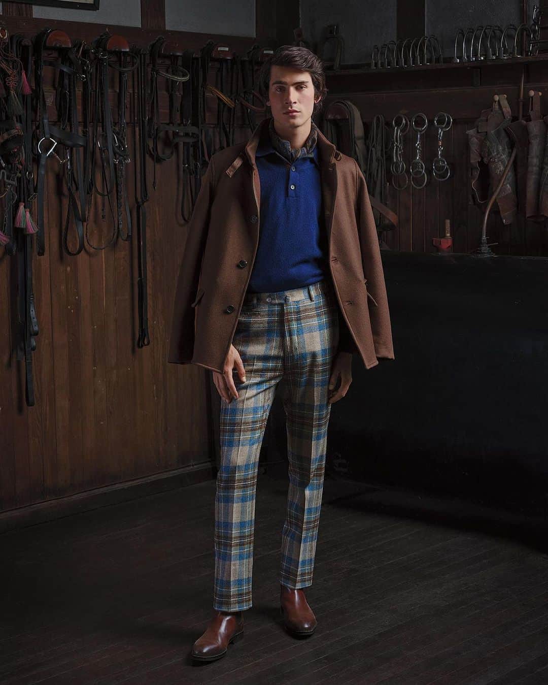 ポールスチュアートのインスタグラム：「Our fall collection has dashes of equestrian style, with a metropolitan cut. As you can see here, plaid and rich fall tones come together to form a colorful but refined ensemble that is crafted to be worn in the country and city. From the supple wool and cashmere double faced jacket, to the cashmere long sleeve polo, and the versatile wool plaid Anthony pants, this look is an exercise in matching different patterns and colorways.」