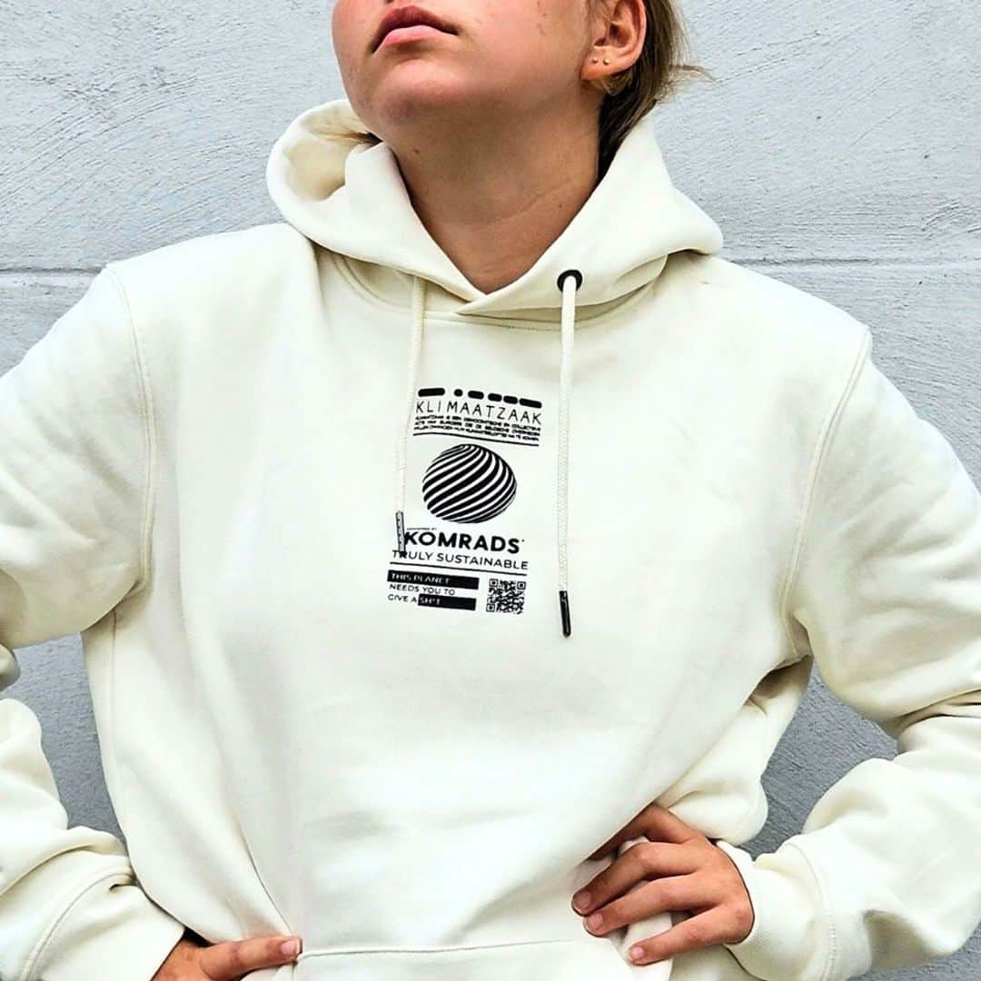 コムラッズさんのインスタグラム写真 - (コムラッズInstagram)「🌿 Our Climate Matters! 🌍   That's why our Komrads hoodies aren't just about style – they're a statement!  With every purchase, you're not just buying a hoodie. You're supporting with 10% De Klimaatzaak and standing for a sustainable future.   Let's dress for change and make our impact felt! 🌟💚  #Komrads #Komradsofthefuture #ClimateAction #KomradsForChange #SustainableFashion 🍃✨」11月18日 3時00分 - komrads.world