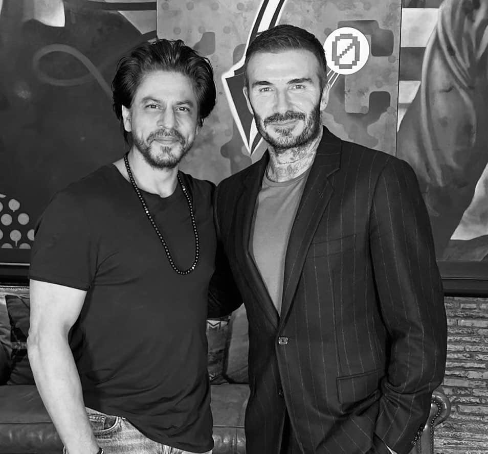 デビッド・ベッカムのインスタグラム：「Honoured to have been welcomed into this great man’s home. To enjoy a meal with @iamsrk, @gaurikhan, their beautiful children and close friends – what a special way to end my first visit to India... Thank you my friend – you and your family are welcome any time in my home…  @sonamkapoor and @anandahuja - you hosted me with such warmth and kindness this week, thank you for the amazing evening you created at your home - see you again soon ❤️🇮🇳」