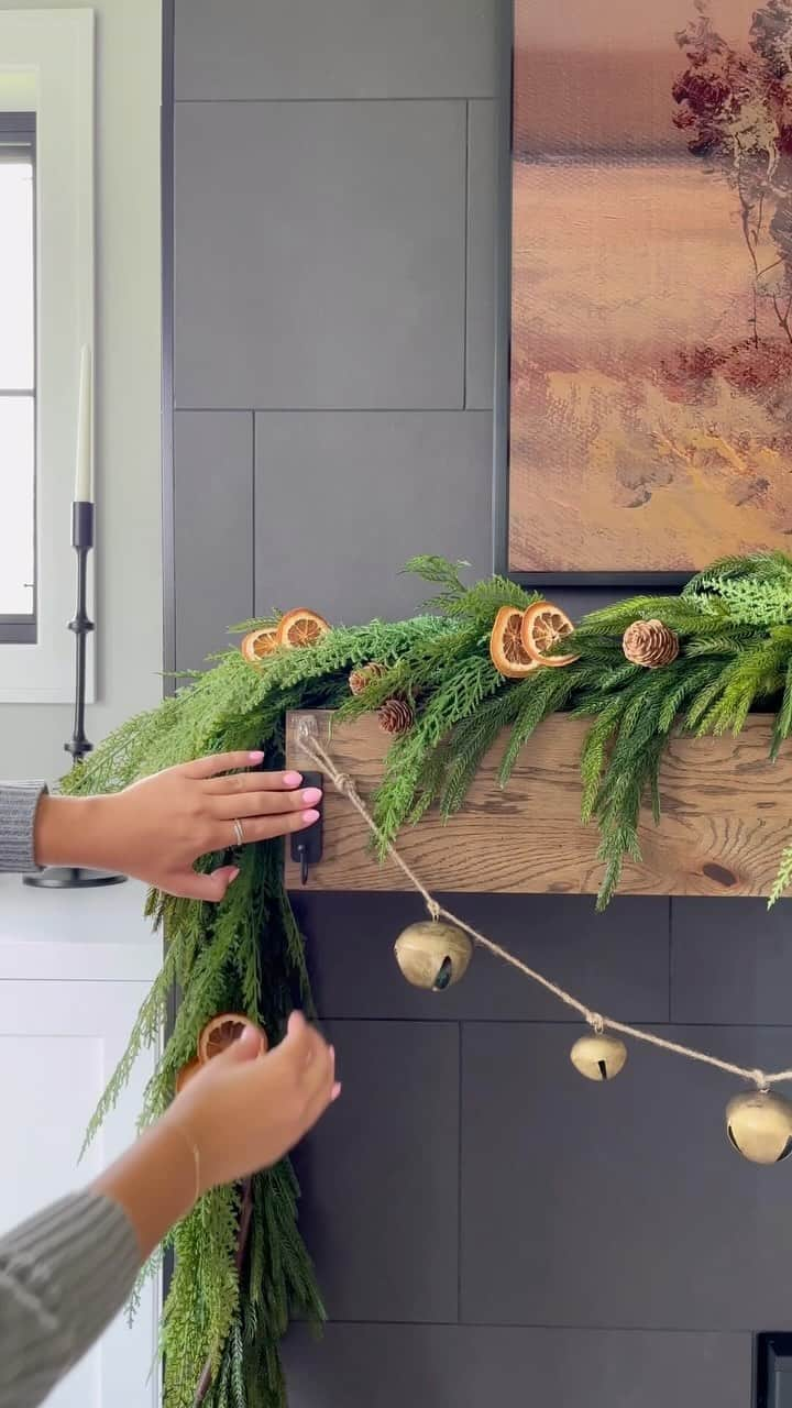 3M（スリーエム）のインスタグラム：「‘tis the @Command season! Who’s ready to get inspired for some holiday decorating that’s also damage-free? 😉🌟  #holiday #holidaydecor #command」