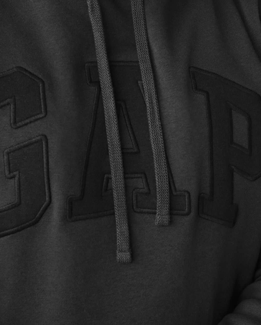 GAPさんのインスタグラム写真 - (GAPInstagram)「Our tried-and-true layer decade after decade, elevated for the season with a monochrome logo. The Logo Hoodie on Jon Gray for Gap, Holiday 2023.  Link in bio to explore the full logo collection.」11月18日 3時06分 - gap