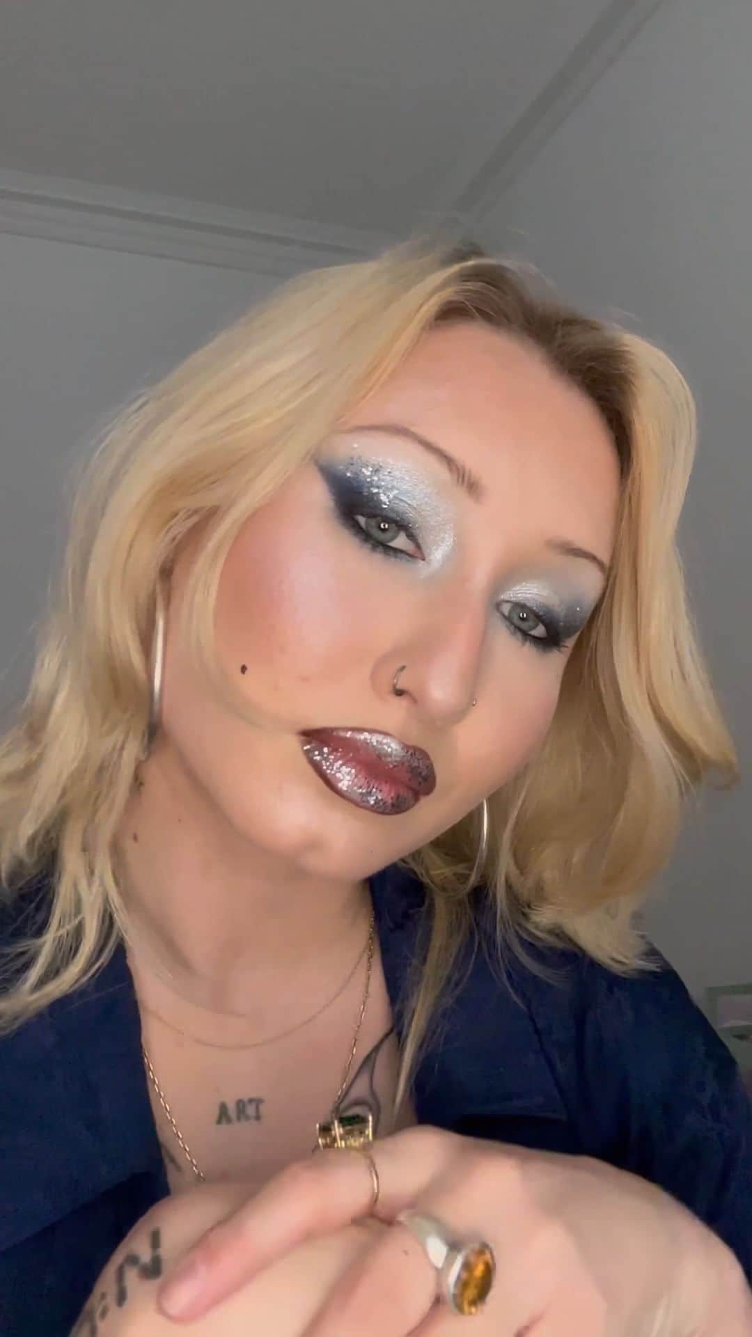 MAKE UP FOR EVER OFFICIALのインスタグラム：「HOLIDAY ARTISTRY   Recreate @art.bysigrid‘s holiday look:   • Artist Color Shadow : shades M226 & M126 • Star Lit Diamond Powder : shade 101 • Artist Face Blush : shade Daring Candy • #ArtistColorPencil : Limitless Brown  • #RougeArtistForEverMatte : shade Blossom For Eternity    #MAKEUPFOREVER」