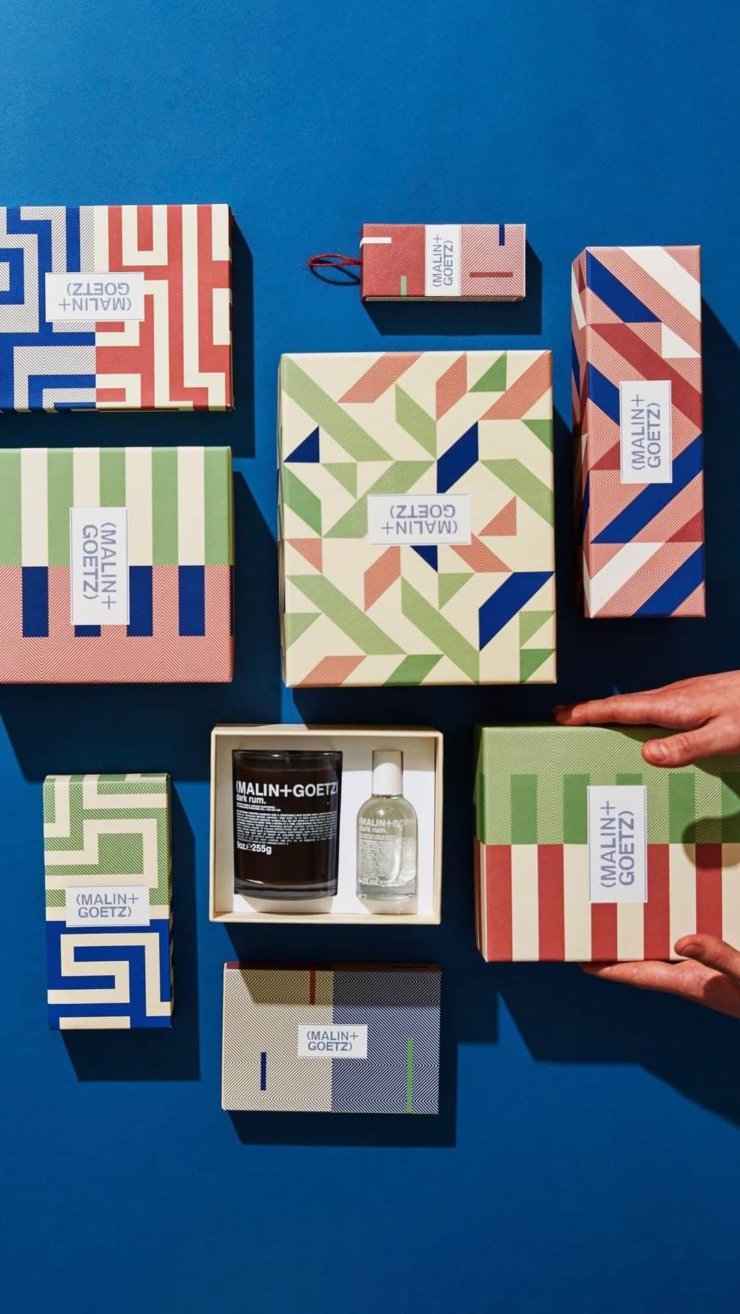 C.O. Bigelowのインスタグラム：「Craft the holidays with intention by @malinandgoetz! 🎁 The Malin+ Goetz icons, 😍 packaged for gifting, honor the female printmakers of the Bauhaus era who foster creative exploration and evoke a feeling of togetherness by celebrating diverse yet harmonious patterns. 🎨」