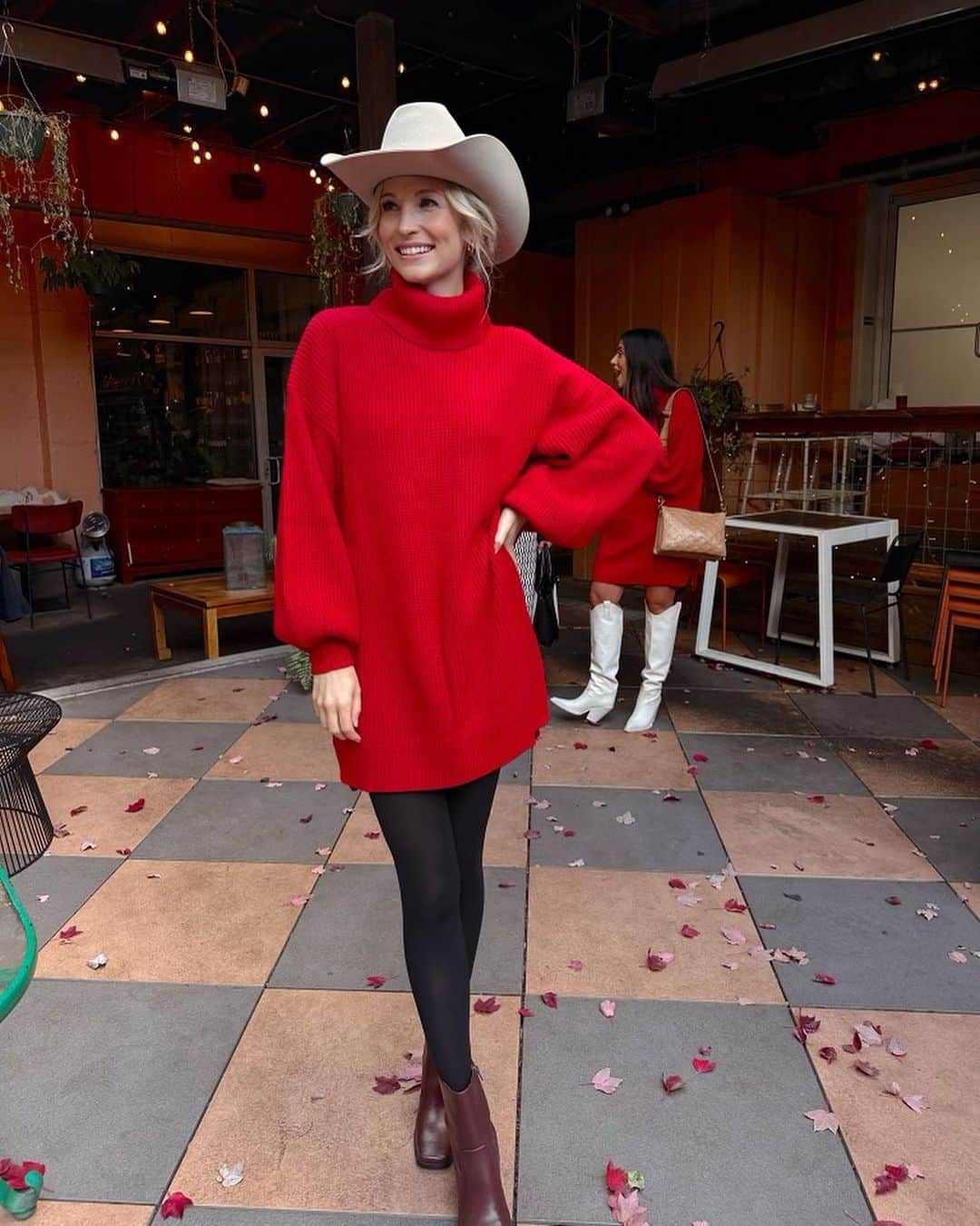 キャンディス・アッコラのインスタグラム：「Had the best week kicking off the holidays with my @showmeyourmumu gals @cammymumu ♥️ @colognemumu in Nashville 🤠 I think I’ll be hungover from our night at Santa’s Pub until 2024 but it was allll worth it. 😜🪩❄️🥂」