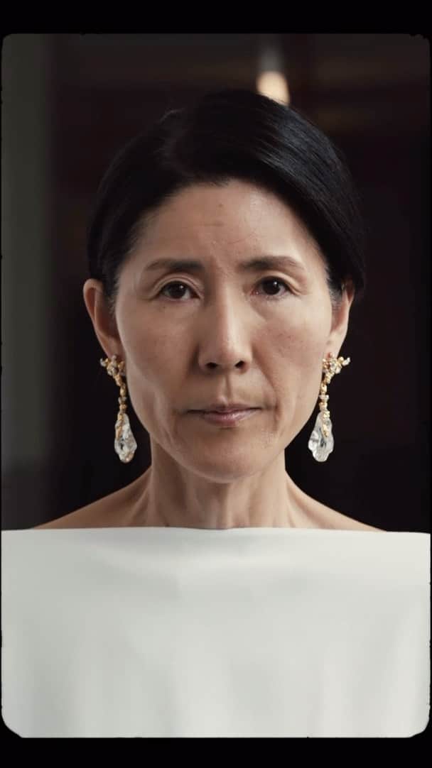 アレクシスビッターのインスタグラム：「Hisoo, born in Korea, started modeling in her 50’s. Her face says so much and has such grace.」