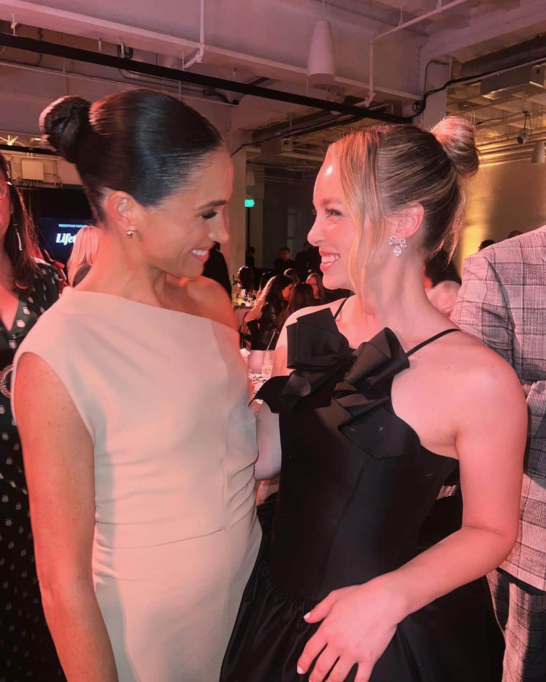 アレクサ・ロジーのインスタグラム：「thank you @cadillac for having me at the @variety power of women event   & the duchess of sussex for being so bestie」