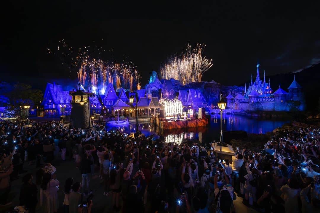 ウォルト・ディズニー・アニメーション・スタジオズさんのインスタグラム写真 - (ウォルト・ディズニー・アニメーション・スタジオズInstagram)「BIG CELEBRATION BLOWOUT at World of Frozen❄️☃️ Sneak a peek at the historic grand opening ceremony filled with fireworks, drones, and even surprise guests at @hkdisneyland  over on the Disney Parks Blog (link in bio). #Disney #DisneyParks #HongKongDisneyland #WorldofFrozen #Frozen」11月18日 3時20分 - disneyanimation