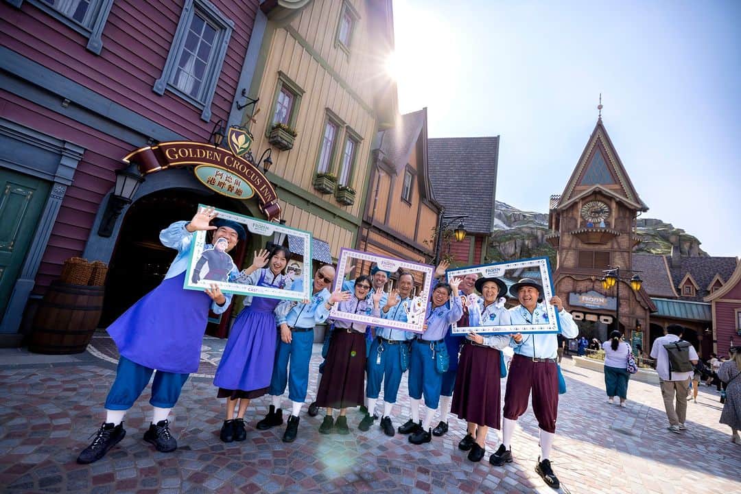ウォルト・ディズニー・アニメーション・スタジオズさんのインスタグラム写真 - (ウォルト・ディズニー・アニメーション・スタジオズInstagram)「BIG CELEBRATION BLOWOUT at World of Frozen❄️☃️ Sneak a peek at the historic grand opening ceremony filled with fireworks, drones, and even surprise guests at @hkdisneyland  over on the Disney Parks Blog (link in bio). #Disney #DisneyParks #HongKongDisneyland #WorldofFrozen #Frozen」11月18日 3時20分 - disneyanimation