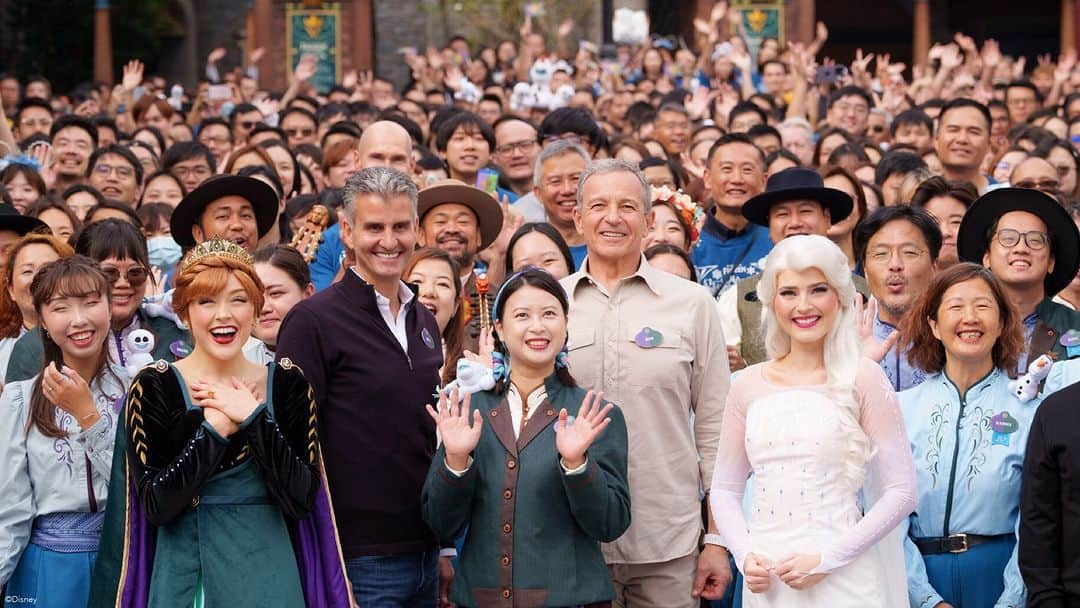 ウォルト・ディズニー・アニメーション・スタジオズのインスタグラム：「BIG CELEBRATION BLOWOUT at World of Frozen❄️☃️ Sneak a peek at the historic grand opening ceremony filled with fireworks, drones, and even surprise guests at @hkdisneyland  over on the Disney Parks Blog (link in bio). #Disney #DisneyParks #HongKongDisneyland #WorldofFrozen #Frozen」