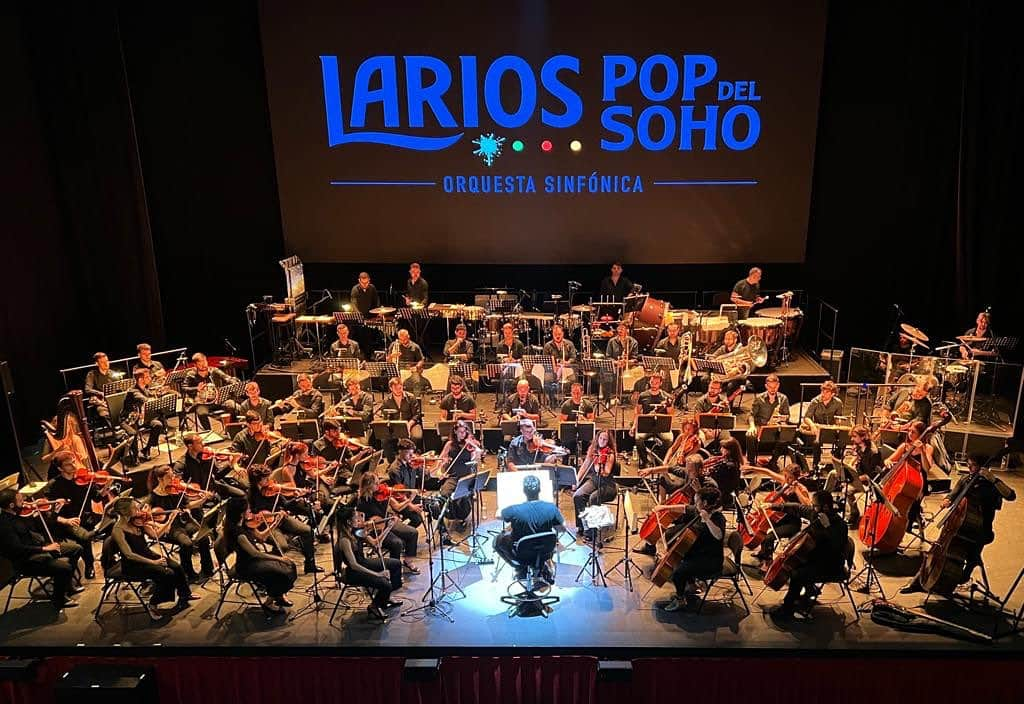 アントニオ・バンデラスのインスタグラム：「Y ya que estamos celebrando la música, vuelvo a Málaga para presentar el conciertazo de “La Larios Pop del Soho”, nuestra maravillosa orquesta sinfónica, con un programa de Gershwin increible.  ¡Tachánnnnnn!!!!  @teatrodelsoho @caixabank #gershwininblue #Malaga #concierto」