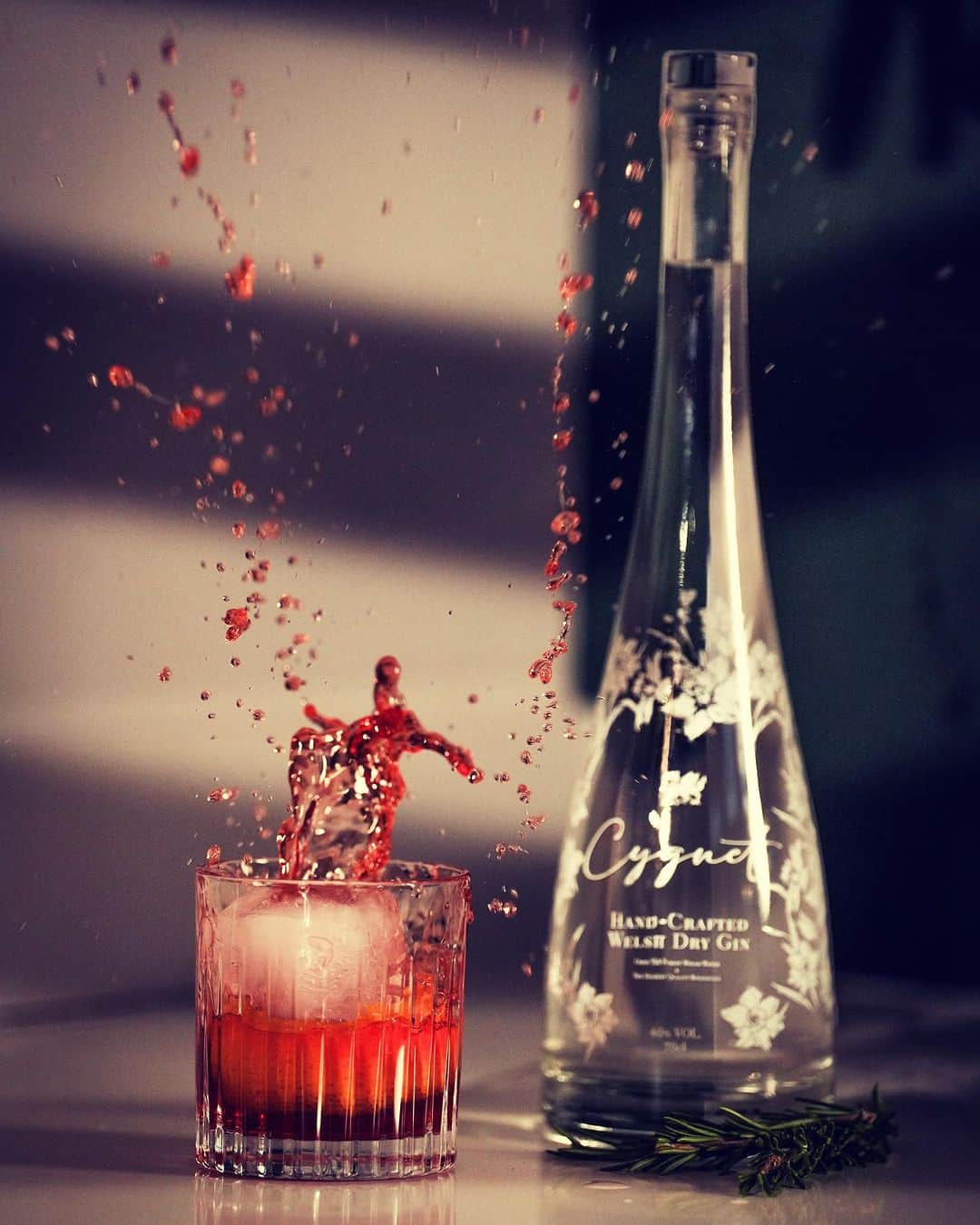 キャサリン・ジェンキンスのインスタグラム：「Wishing you a G-incredible weekend friends! 💙❤️ #cocktails #gin #friyay #Ad #ownbrand #femaleentrepreneur」