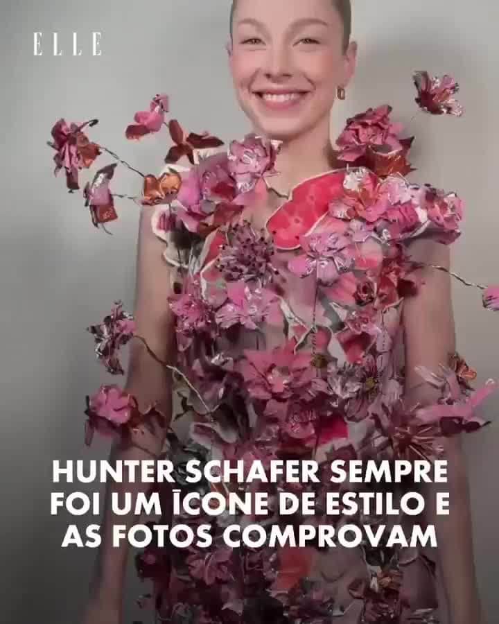 ELLE Brasilのインスタグラム：「Se você está acompanhando os tapetes vermelhos do novo filme da franquia, "Jogos vorazes - A cantiga dos pássaros e das serpentes", com certeza já se surpreendeu com os looks usados por @hunterschafer. Sua relação com a moda, no entanto, é antiga. Desde antes de "Euphoria", onde a atriz explodiu, ela já se interessa por esse universo. Sabia que ela quase cursou design na Central Saint Martins?  Enquanto avançava na carreira de atriz, Hunter desfilou para a Dior, Miu Miu, Calvin Klein, Rick Owens, Marc Jacobs, entre outras marcas, além de ter se tornado embaixadora da Prada e encerrado o desfile da coleção de inverno 2022 da casa italiana. Em elle.com.br, @gusbalducci conta um pouco sobre a sua história e, no carrossel, separamos alguns de seus visuais mais icônicos de todos os tempos. Qual seu favorito?」