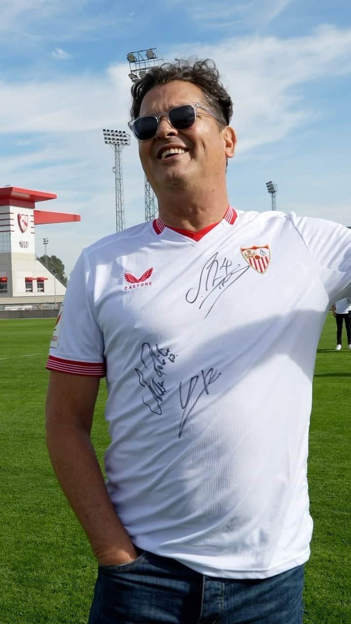 セビージャFCのインスタグラム：「Himno del Centenario ft Carlos Vives 🥹🎶😍  #WeareSevilla #NuncaTeRindas #SevillaFC #reels #latingrammy」