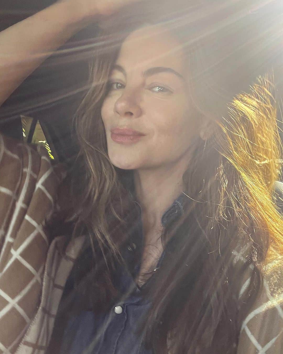 ミシェル・モナハンのインスタグラム：「Shine on Friday, shine on. ✨🙌💫 #fridayfeeling」