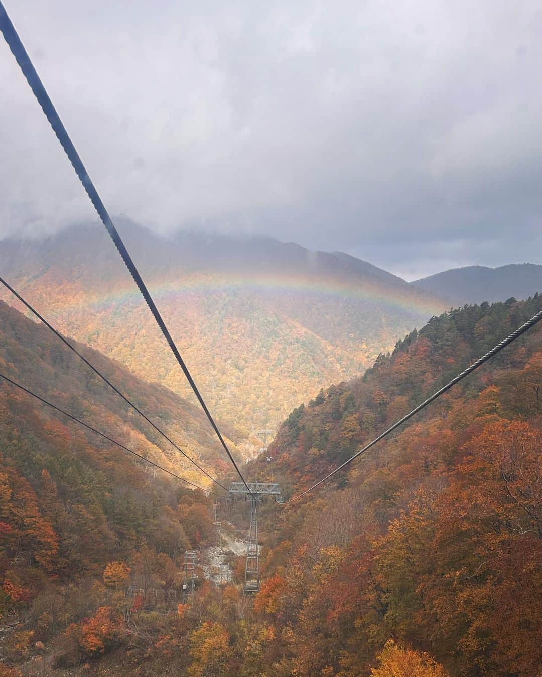 風間ゆみえさんのインスタグラム写真 - (風間ゆみえInstagram)「谷川岳のロープウェイに乗ったら虹。  10月28日の父の命日に一周忌法要を終えて、おけいセンセと父を連れてぶらり旅。にぎやかなことが好きだった父のいたずらのような虹。」11月18日 3時40分 - yumie_kazama