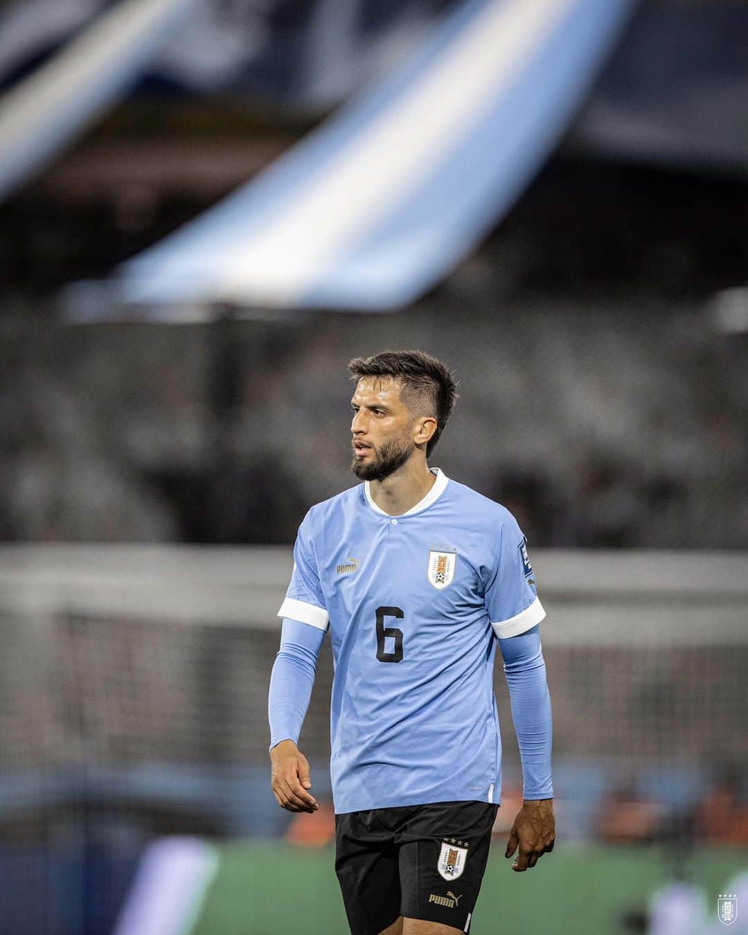 サッカー ウルグアイ代表チームのインスタグラム：「👔 𝐕𝐨𝐥𝐯𝐢𝐨́ 𝐥𝐚 𝐞𝐥𝐞𝐠𝐚𝐧𝐜𝐢𝐚   Pase, buen hombre, lo estábamos esperando.   #ElEquipoQueNosUne」