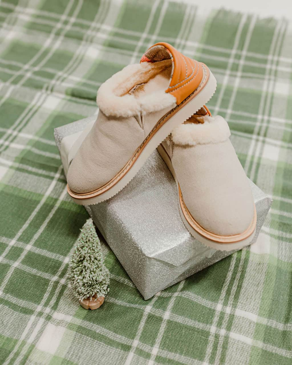 サヌークさんのインスタグラム写真 - (サヌークInstagram)「Give the gift of toasty toes this holiday season 🎁   Swipe for some inspo ➡️  Which is your fave? A. Puff N Slide ST Chill  B. Cozy Vibe Low C. Cozy Vibe Surf Check D. All of the above!!   #SmileOn #Sanuk #SmilePassItOn #SanukStyle」11月18日 4時05分 - sanuk