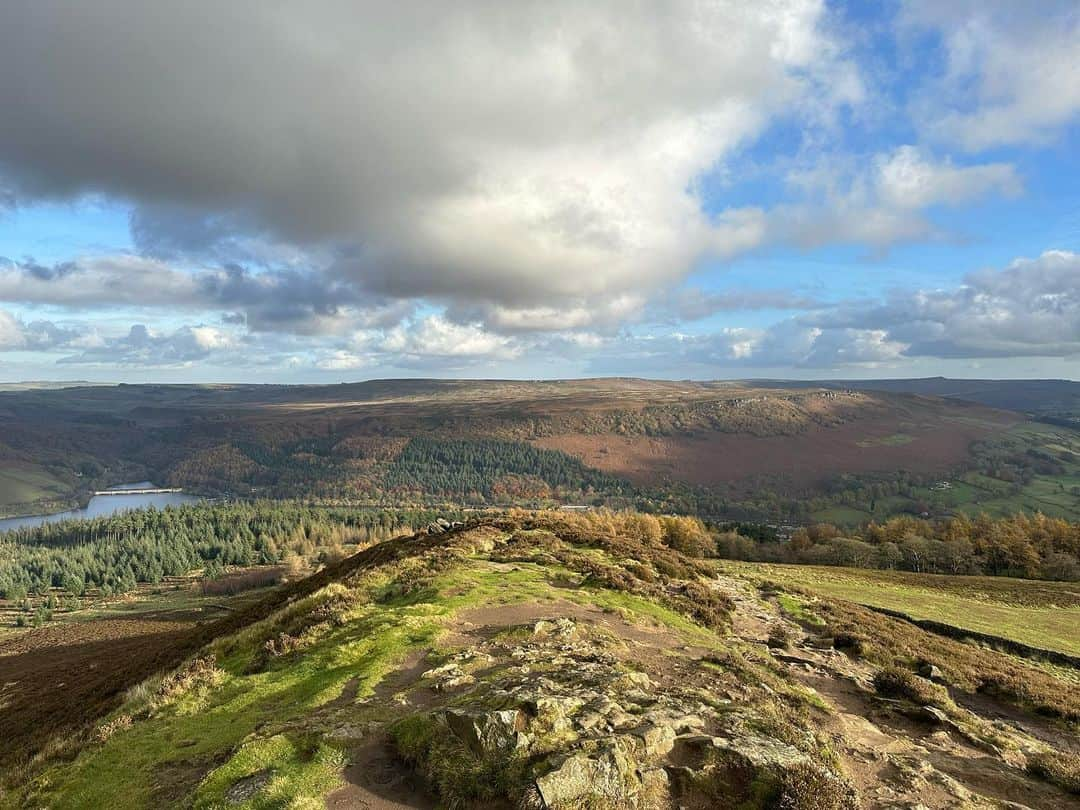 ジョーイ・バートンのインスタグラム：「Lovely day out climbing in the Peak District today…  #kaizen」