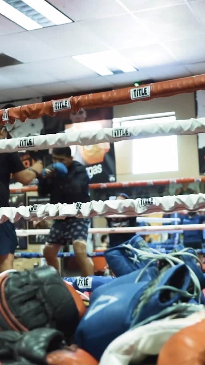 ローマン・ゴンサレスのインスタグラム：「PEGAMOS BIEN DURO COMO EL @chocolatito87 🥊」