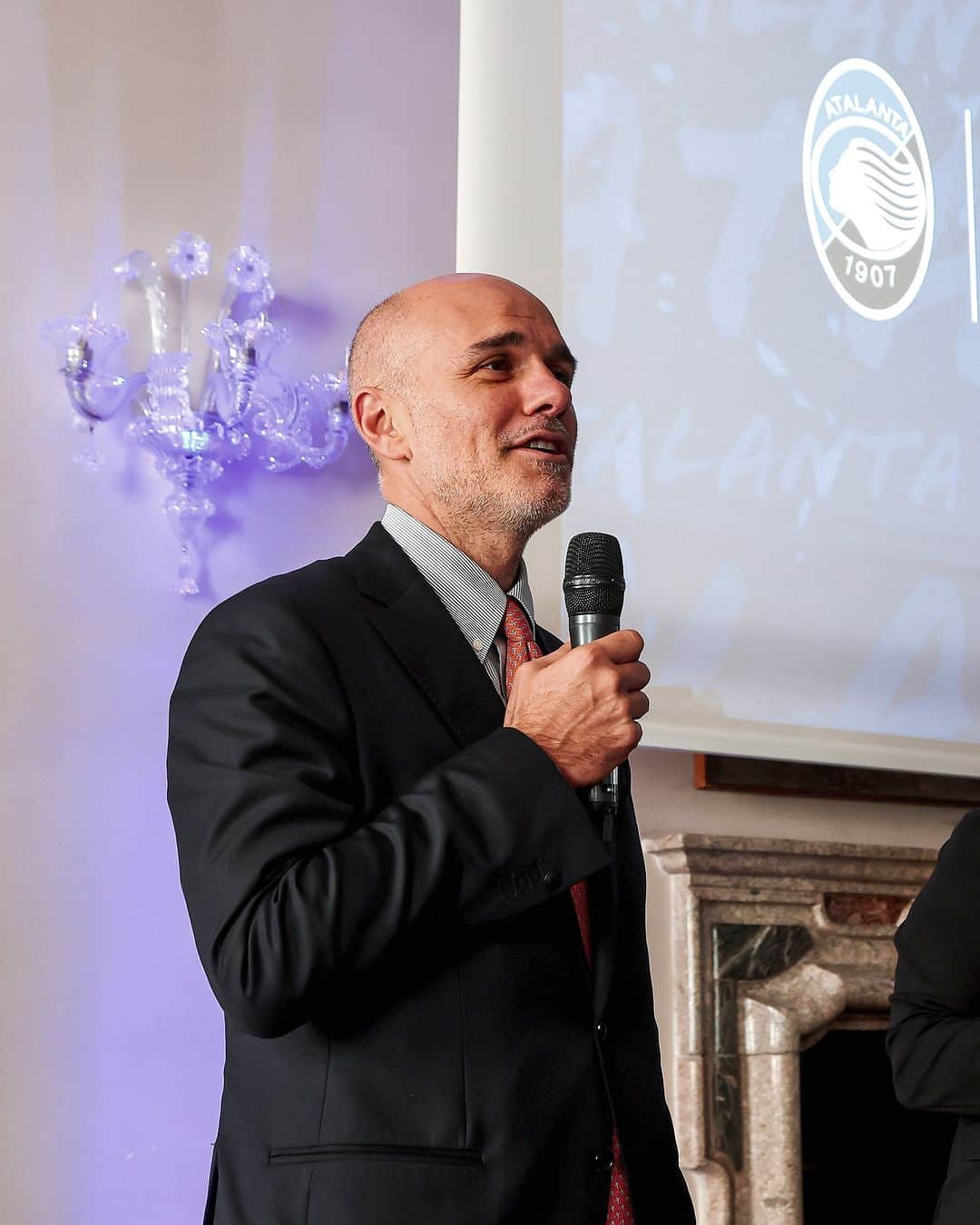 アタランタBCのインスタグラム：「La suggestiva Villa Acquaroli a Carvico ha fatto da splendida cornice al tradizionale evento autunnale organizzato da Atalanta per i suoi Partner: il B2B, business to business, è stato come sempre un momento di interessante incontro e confronto 🤝  The suggestive location of Villa Acquaroli in Carvico acted as the scenery of Atalanta’s customary autumn networking event organized by the Club for its business Partners: as always, the B2B served as a fruitful occasion for constructive and beneficial networking 🤝  #AtalantaB2B #GoAtalantaGo ⚫️🔵」