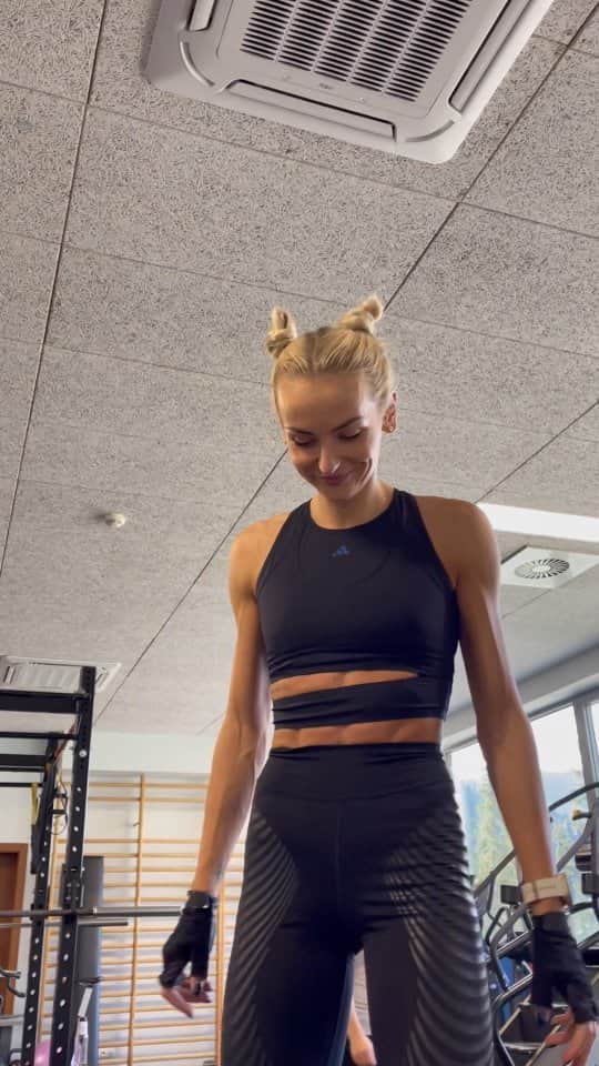 ユスティナ・シュエンテのインスタグラム：「unstoppable 👣💣  🎬 @tylkobiegam   @grupaorlen @orlenteam_official @orlendlaciebie @adidas @toyotaczajka @dymelculinarystudio @miasto.raciborz @azsawfkatowice @awf_katowice @cwz_sport #współpraca」