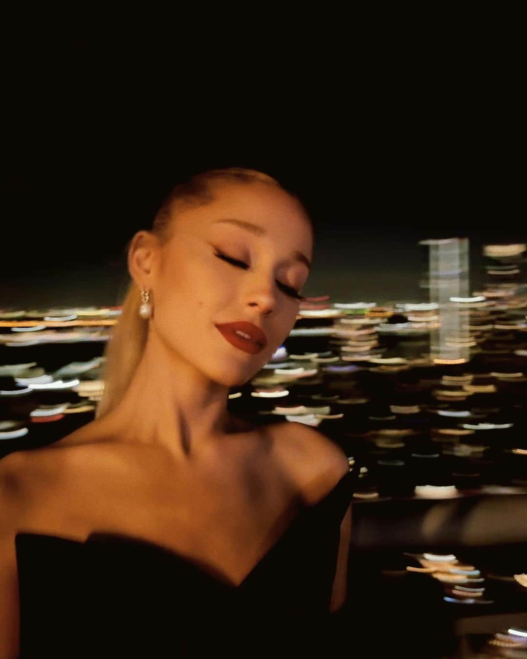 アリアナ・グランデさんのインスタグラム写真 - (アリアナ・グランデInstagram)「♡ 🫀」11月18日 3時41分 - arianagrande